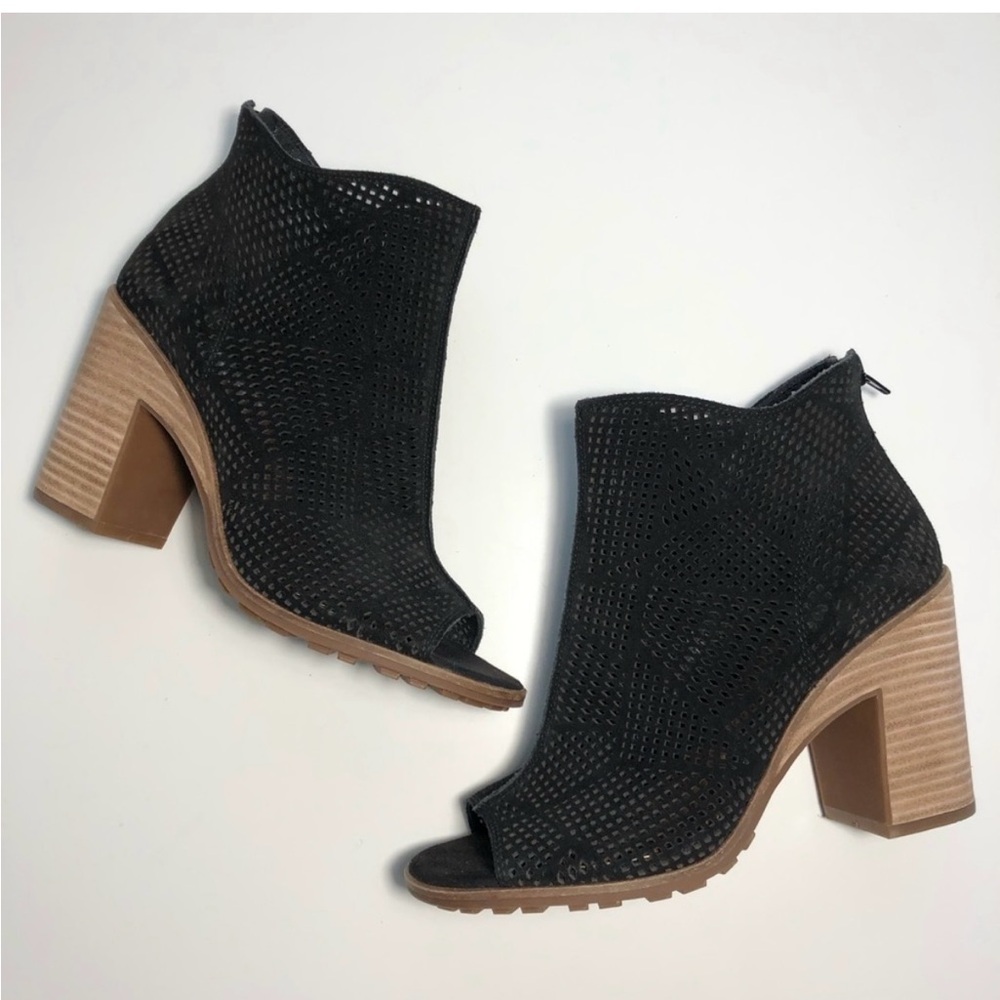 NEW Lucky Brand Black Vacob Perforated Stacked Heel Shoetie Sandals size 9